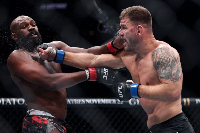 (Ki-ka) Jon Jones dan Stipe Miocic saling bertukar pukulan dalam perebutan gelar juara kelas berat ringan UFC dalam ajang UFC 309 di Madison Square Garden, New York, Amerika Serikat, 16 November 2024. 