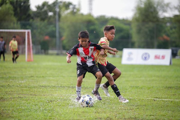 Aksi Meet The World With SKF Road to Gothia Cup 2025 di Pekanbaru dan Makassar.