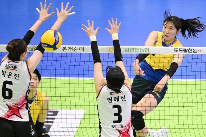 Outside hitter Suwon Hyundai E&amp;C Hillstate, Jeong Ji-yun melepaskan spike keras yang dijaga dua pemain Daejeon JungKwanJang Red Sparks, Park Eun-jin dan Yeum Hye-seon pada Liga Voli Korea, Sabtu, 16 November 2024