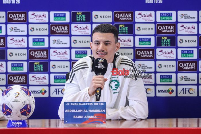 Pemain timnas Arab Saudi, Abdullah Al Hamddan, saat hadir dalam sesi jumpa pers di Media Center Stadion Utama Gelora Bung Karno, Senayan, Jakarta, Senin (18/11/2024).