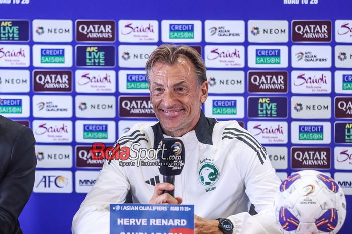 Pelatih Timnas Arab Saudi, Herve Renard, saat hadir dalam sesi jumpa pers di Media Center Stadion Utama Gelora Bung Karno, Senayan, Jakarta, Senin (18/11/2024).