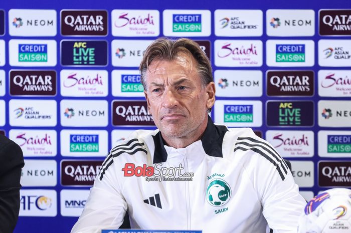 Pelatih timnas Arab Saudi, Herve Renard, saat hadir dalam sesi jumpa pers di Media Center Stadion Utama Gelora Bung Karno, Senayan, Jakarta, Senin (18/11/2024).