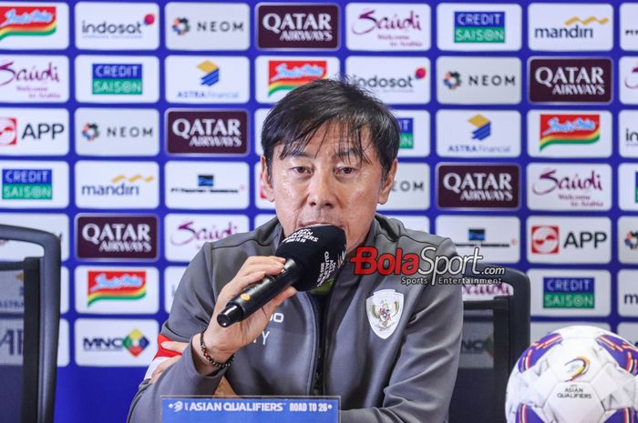 Pelatih timnas Indonesia, Shin Tae-yong, saat hadir dalam sesi jumpa pers di Media Center Stadion Utama Gelora Bung Karno, Senayan, Jakarta, Senin (18/11/2024).