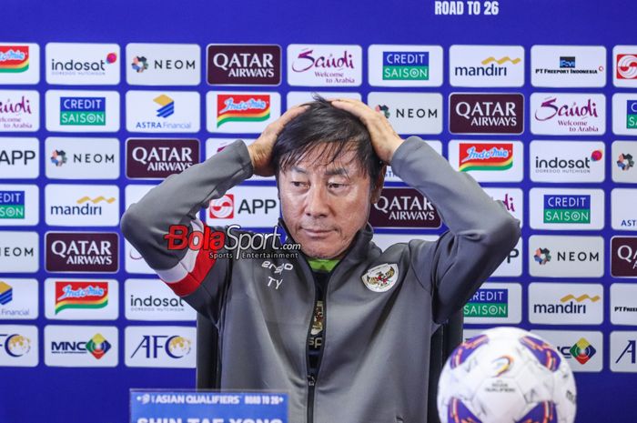 Pelatih timnas Indonesia, Shin Tae-yong, saat hadir dalam sesi jumpa pers di Media Center Stadion Utama Gelora Bung Karno, Senayan, Jakarta, Senin (18/11/2024).