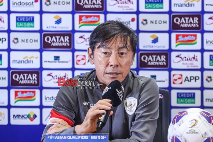 Pelatih timnas Indonesia, Shin Tae-yong, saat hadir dalam sesi jumpa pers di Media Center Stadion Utama Gelora Bung Karno, Senayan, Jakarta, Senin (18/11/2024).