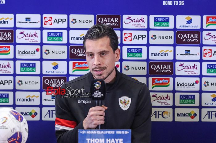 Pemain timnas Indonesia, Thom Haye, saat hadir dalam sesi jumpa pers di Media Center Stadion Utama Gelora Bung Karno, Senayan, Jakarta, Senin (18/11/2024).