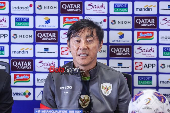 Pelatih timnas Indonesia, Shin Tae-yong, saat hadir dalam sesi jumpa pers di Media Center Stadion Utama Gelora Bung Karno, Senayan, Jakarta, Senin (18/11/2024).