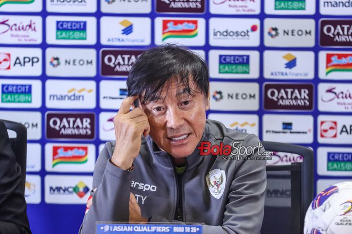 Pelatih Timnas Indonesia, Shin Tae-yong, saat hadir dalam sesi jumpa pers di Media Center Stadion Utama Gelora Bung Karno, Senayan, Jakarta, Senin (18/11/2024).