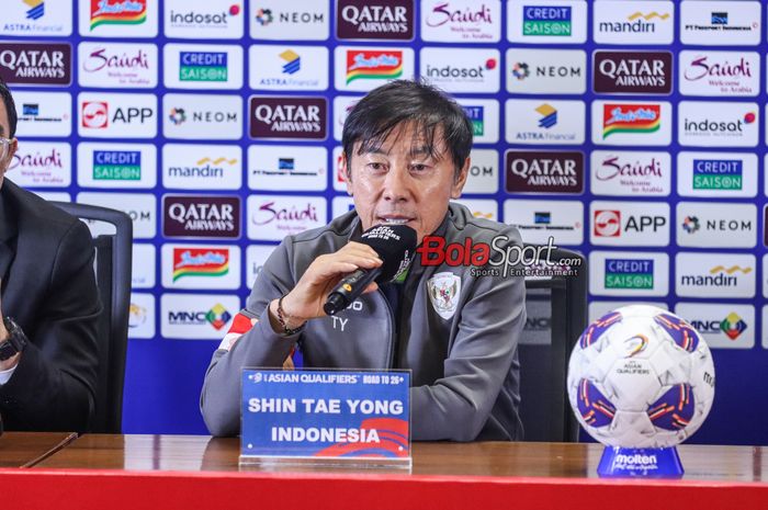 Pelatih timnas Indonesia, Shin Tae-yong, saat hadir dalam sesi jumpa pers di Media Center Stadion Utama Gelora Bung Karno, Senayan, Jakarta, Senin (18/11/2024).