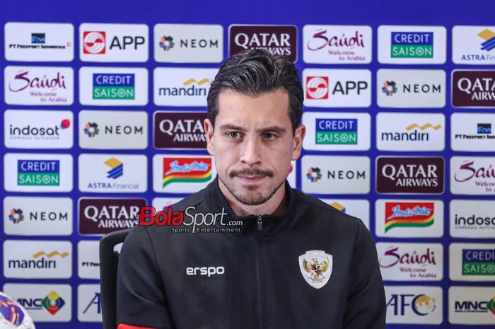 Pemain Timnas Indonesia, Thom Haye, saat hadir dalam sesi jumpa pers di Media Center Stadion Utama Gelora Bung Karno, Senayan, Jakarta, Senin (18/11/2024).