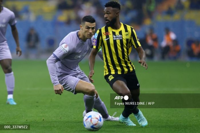 Bek kanan Al-Ittihad dan Timnas Arab Saudi, Muhannad Al-Shanqeeti, mendapat pengawalan dari Cristiano Ronaldo.