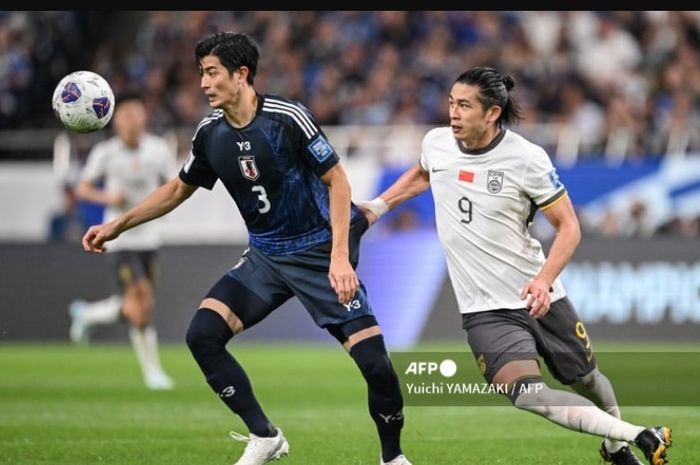 Penyerang timnas China, Zhang Yuning (kanan), berusaha merebut bola dari bek timnas Jepang, Shogo Taniguchi, dalam duel Kualifikasi Piala Dunia 2026 di Saitama Stadium (5/9/2024).