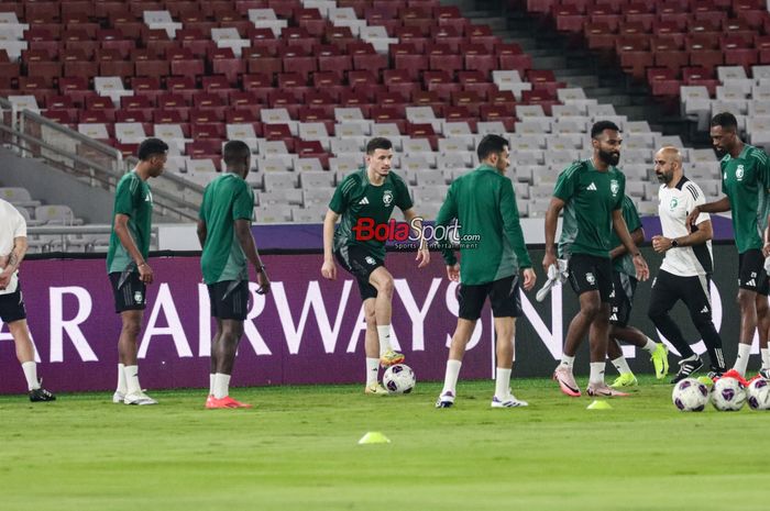 Timnas Arab Saudi  sedang berlatih bersama timnas Indonesia di Stadion Utama Gelora Bung Karno, Senayan, Jakarta, Senin (18/11/2024).