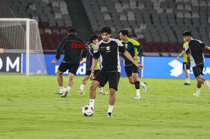 Nathan Tjoe-A-On sedang berlatih bersama timnas Indonesia di Stadion Utama Gelora Bung Karno, Senayan, Jakarta, Senin (18/11/2024).