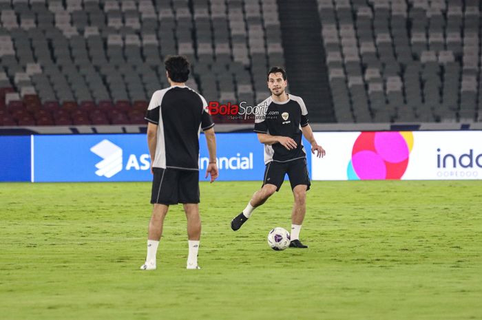 Thom Haye (kiri) sedang berlatih bersama Timnas Indonesia di Stadion Utama Gelora Bung Karno, Senayan, Jakarta, Senin (18/11/2024).