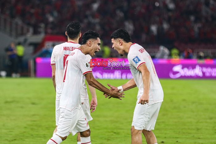 Penggawa Timnas Indonesia, Marselino Ferdinan (kiri), berselebrasi dengan Ragnar Oratmangoen usai mencetak gol ke gawang Arab Saudi, Selasa (19/11/2024).