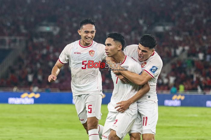 Rizky Ridho (kiri) dan Ragnar Oratmangoen (kanan) menyambut selebrasi Marselino Ferdinan (tengah) yang mampu mencetak gol dalam laga babak penyisihan grup C Kualifikasi Piala Dunia 2026 zona Asia antara timnas Indonesia versus timnas Arab Saudi di Stadion Utama Gelora Bung Karno, Senayan, Jakarta, S