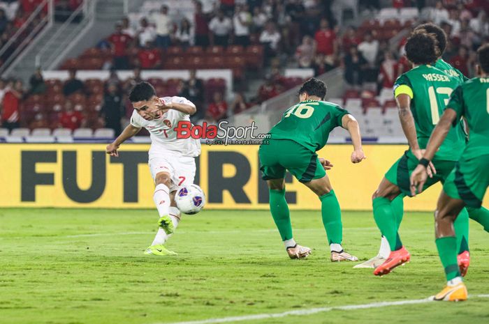 Marselino Ferdinan (kiri) sedang menendang bola dalam laga babak penyisihan grup C Kualifikasi Piala Dunia 2026 zona Asia antara timnas Indonesia versus timnas Arab Saudi di Stadion Utama Gelora Bung Karno, Senayan, Jakarta, Selasa (19/11/2024).