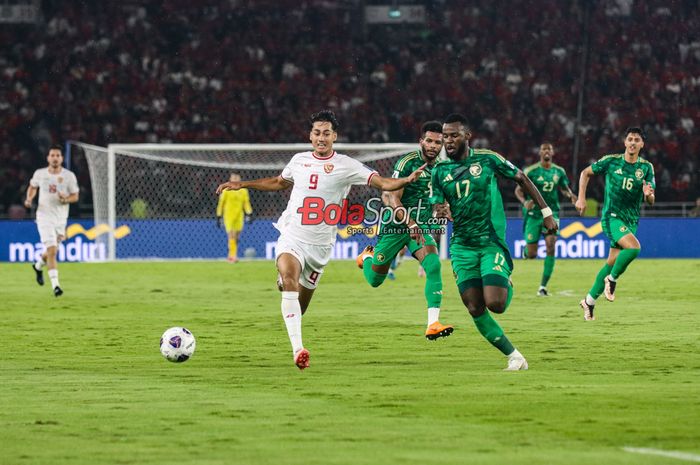 Rafael Struick (kiri) sedang mengejar bola dan dibayangi Hassan Al Tambakti dalam laga Grup C Kualifikasi Piala Dunia 2026 Zona Asia antara Timnas Indonesia versus Timnas Arab Saudi di Stadion Utama Gelora Bung Karno, Senayan, Jakarta, Selasa (19/11/2024).