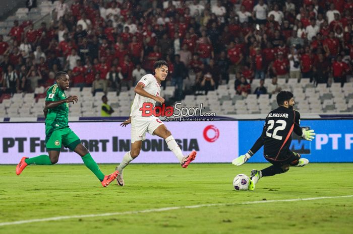 Rafael Struick (tengah) sedang menendang bola ke arah gawang dalam laga babak penyisihan grup C Kualifikasi Piala Dunia 2026 zona Asia antara timnas Indonesia versus timnas Arab Saudi di Stadion Utama Gelora Bung Karno, Senayan, Jakarta, Selasa (19/11/2024).