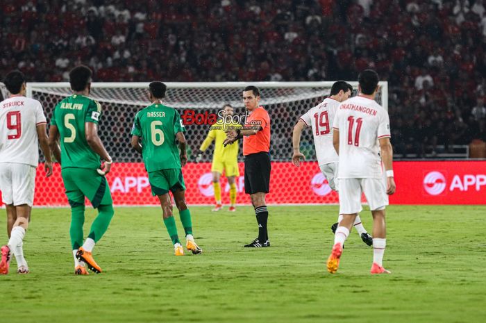 Wasit bernama Rustam Lutfullin sedang memimpin laga babak penyisihan grup C Kualifikasi Piala Dunia 2026 zona Asia antara timnas Indonesia versus timnas Arab Saudi di Stadion Utama Gelora Bung Karno, Senayan, Jakarta, Selasa (19/11/2024)