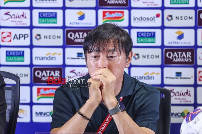 Pelatih timnas Indonesia, Shin Tae-yong, saat hadir dalam sesi jumpa pers di Stadion Utama Gelora Bung Karno, Senayan, Jakarta, Selasa (19/11/2024).