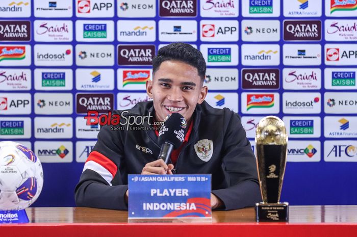 Pemain Timnas Indonesia, Marselino Ferdinan, saat hadir dalam sesi jumpa pers di Stadion Utama Gelora Bung Karno, Senayan, Jakarta, Selasa (19/11/2024).