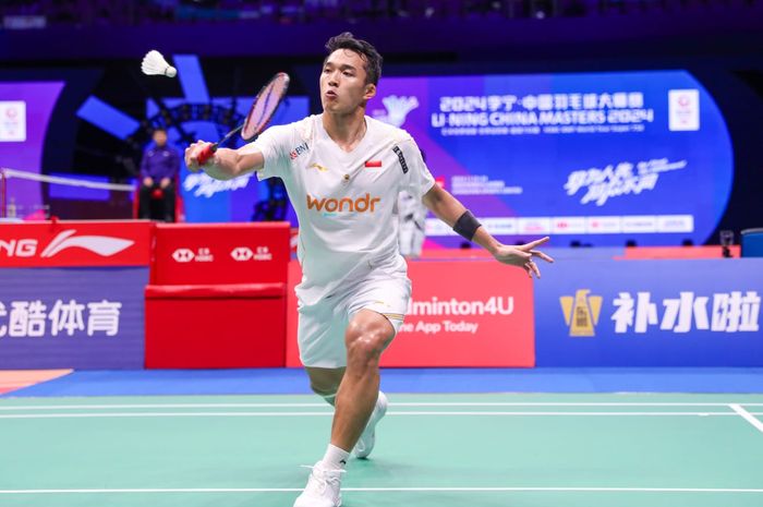 Aksi tunggal putra Indonesia, Jonatan Christie, pada babak 32 besar China Masters 2024, di Shenzhen Arena, Shenzhen, Guangdong, China, Selasa (19/11/2024).