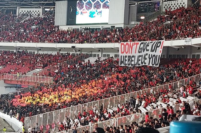 Semangat buat Timnas Indonesia saat lawan Arab Saudi di Stadion Utama Gelora Bung Karno (SUGBK), Senyana, Jakarta, Selasa (19/11/2024).