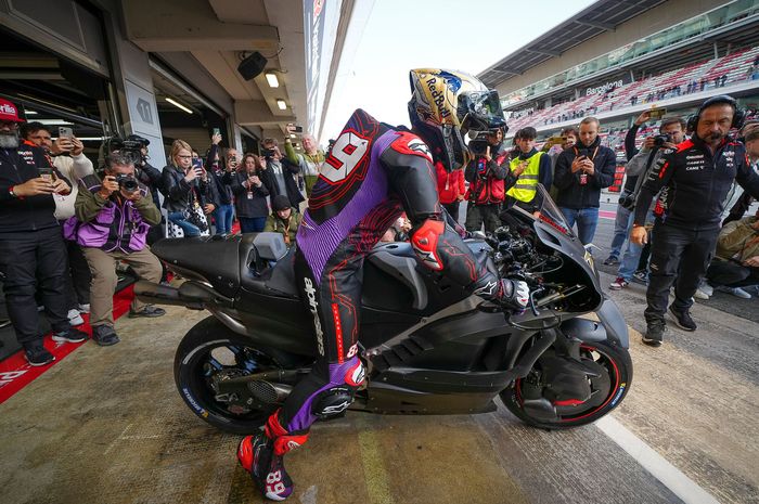 Pembalap Aprilia Racing, Jorge Martin, bersiap memasuki lintasan saat Tes MotoGP Barcelona di Sirkuit Catalunya, Barcelona, Spanyol, 19 November 2024.