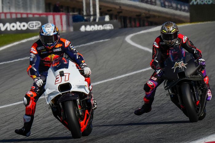 Pembalap Red Bull KTM, Pedro Acosta, dan pembalap Aprilia Racing, Jorge Martin, melaju bersama dalam Tes MotoGP Barcelona di Sirkuit Catalunya, Barcelona, Spanyol, 19 November 2024. 