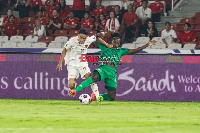 Marselino Ferdinan (kiri) sedang menguasai bola dan dibayangi Saud Abdulhamid (kanan) dalam laga babak penyisihan grup C Kualifikasi Piala Dunia 2026 zona Asia antara timnas Indonesia versus timnas Arab Saudi di Stadion Utama Gelora Bung Karno, Senayan, Jakarta, Selasa (19/11/2024).