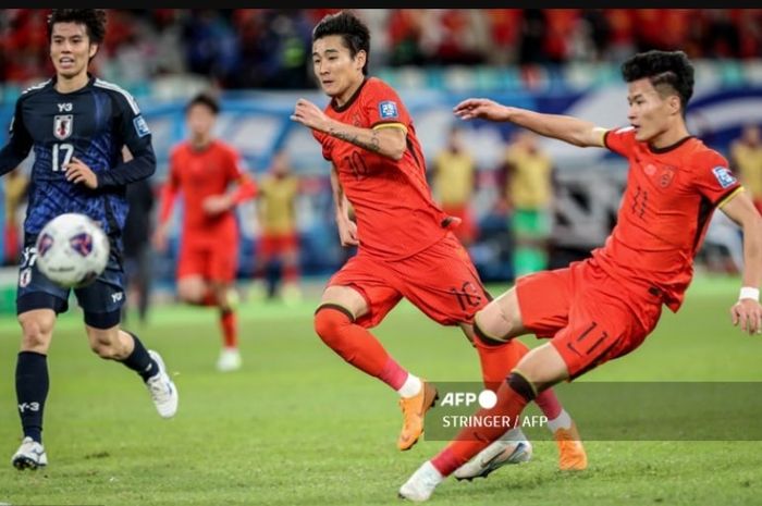 Rekor impresif timnas Jepang di Kualifikasi Piala Dunia 2026 hangus akibat gol pemain jebolan Real Madrid yang membela timnas China, Lin Liangming (kanan).