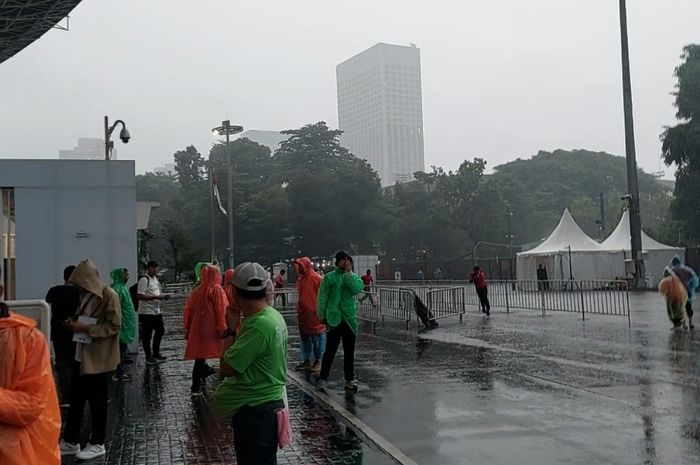 Kawasan SUGBK, Senayan, Jakarta diguyur hujan deras jelang laga Timnas Indonesia Vs Arab Saudi, Selasa (19/11/2024).