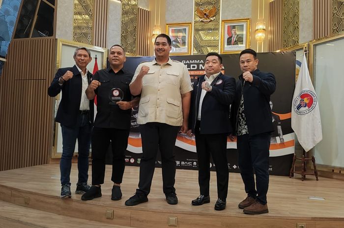 Menpora Dito Ariotedjo diapit pengurus PB Pertacami dan perwakilan NOC Indonesia dalam jumpa pers GAMMA World MMA Championships 2024, Selasa (19/11/2024) di Jakarta.