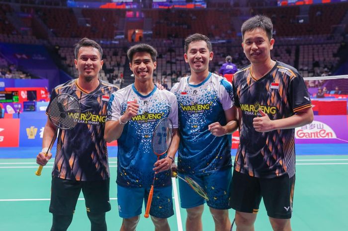 Ganda putra Indonesia, Mohammad Ahsan/Hendra Setiawan dan Sabar Karyaman Gutama/Moh Reza Pahlevi Isfahani, berpose setelah laga babak pertama China Masters 2024 di Shenzhen Gymnasium, China, Selasa (19/11/2024).