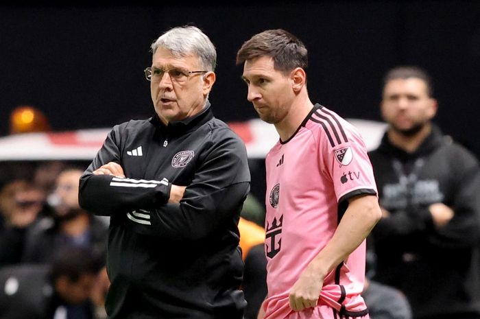 Lionel Messi (kanan) bersama Tata Martino dalam pertandingan Inter Miami melawan Al Nassr di Riyadh (1/2/2024). Martino memutuskan mundur dari kursi pelatih Miami, sejumlah nama kandidat diincar untuk menjadi pelatih baru Messi dkk.