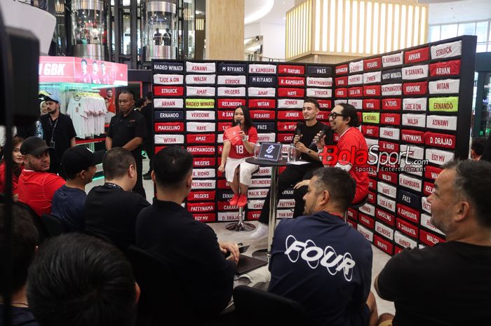 Pemain timnas Indonesia, Ivar Jenner, saat hadir dalam acara meet and greet di Poop Up Booth Erspo, FX Sudirman, Jakarta, Rabu (20/11/2024).