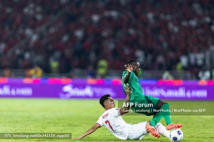 Pemain Timnas Indonesia, Marselino Ferdinan, melakukan tekel bersih kepada bek Timnas Arab Saudi Saud Abdulhamid.