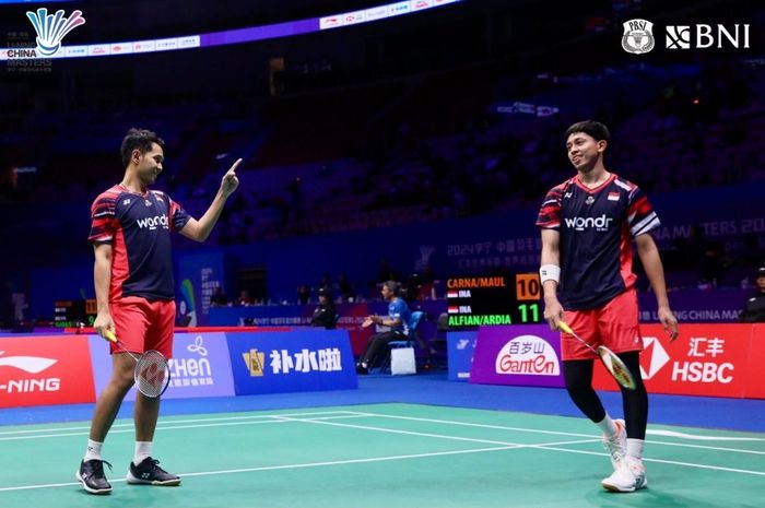 Reaksi ganda putra Indonesia, Fajar Alfian/Muhammad Rian Ardianto, saat tampil pada babak pertama China Masters 2024 di Shenzhen Arena, Shenzen, China, 20 November 2024.  