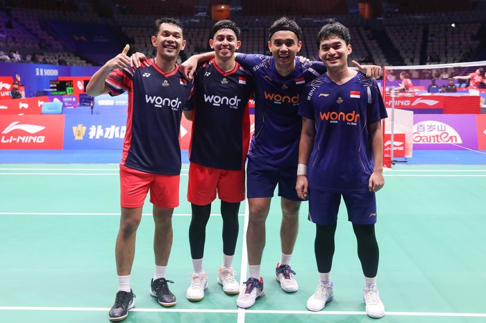 (Ki-ka) Fajar Alfian, Muhammad Rian Ardianto, Bagas Maulana, Leo Rolly Carnando berpose setelah pertandingan mereka  pada babak pertama China Masters 2024 di Shenzhen Arena, Shenzen, China, 20 November 2024.  