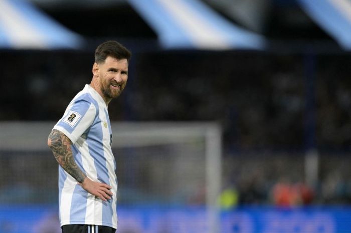 Lionel Messi dinilai sulit dihentikan karena dibantu oleh wasit dengan memberikan pelanggaran apabila ada yang menyentuh La Pulga.