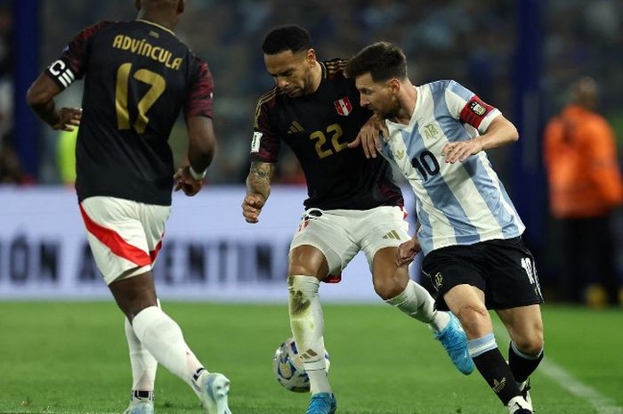 Aksi Lionel Messi saat melawan Peru pada lanjutan Kualifikasi Piala Dunia 2026.