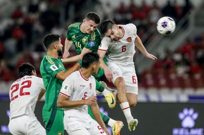 Sandy Walsh (6) beraksi dalam laga Indonesia vs Arab Saudi pada lanjutan Kualifikasi Piala Dunia 2026.