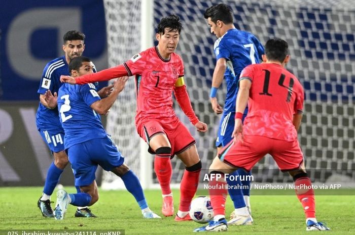 Kapten Timnas Korea Selatan, Son Heung-min (tengah), mencoba merebut bola dari kaki pemain Timnas Palestina.