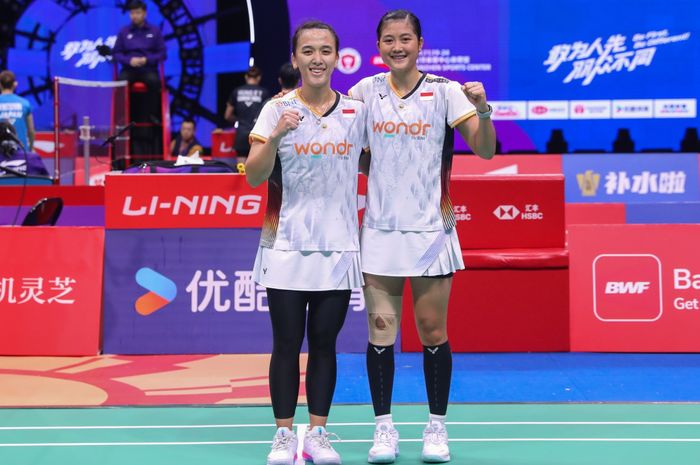 Ganda putri Indonesia, Febriana Dwipuji Kusuma/Amallia Cahaya Pratiwi, merayakan kemenangan mereka pada babak kedua China Masters 2024 di Shenzhen Arena, Shenzhen, China, 21 November 2024.