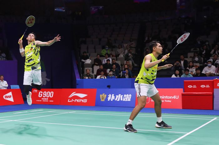 Ganda putra Indonesia, Muhammad Rian Ardianto, melakukan smes ketika tampil bersama Fajar Alfian pada babak kedua China Masters 2024 di Shenzhen Arena, Shenzhen, China, 21 November 2024. 