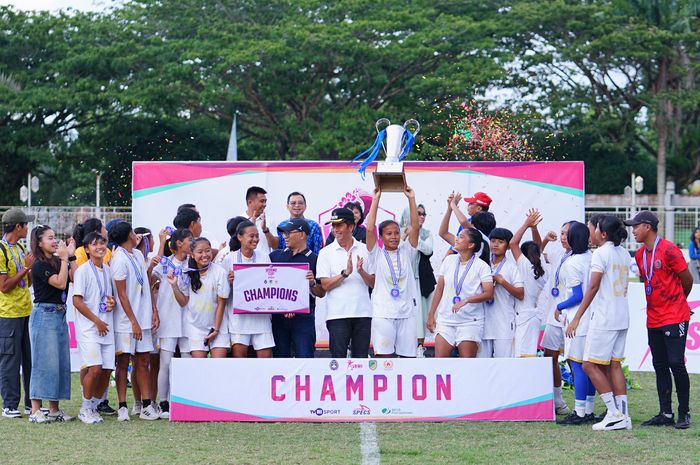 Arema FC Women sukses keluar sebagai juara ASBWI Cup 2024 seusai mengalahkan Putri JP Jakarta dengan skor 2-0 di Stadion Swakarya, Muara Teweh, Kalimantan Tengah, pada Senin (18/11/2024).