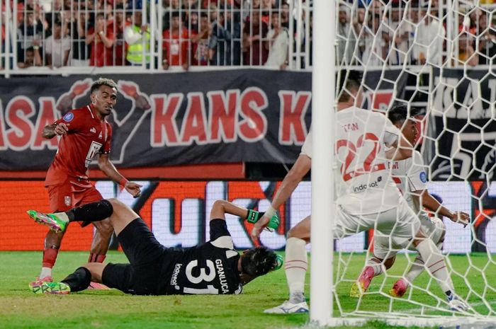 Yakob Sayuri mencetak gol dalam laga Malut United Vs Persis Solo dalam laga pekan ke-11 Liga 1 2024/2025 di Stadion Kie Raha, Ternate, Kamis (21/11/2024).