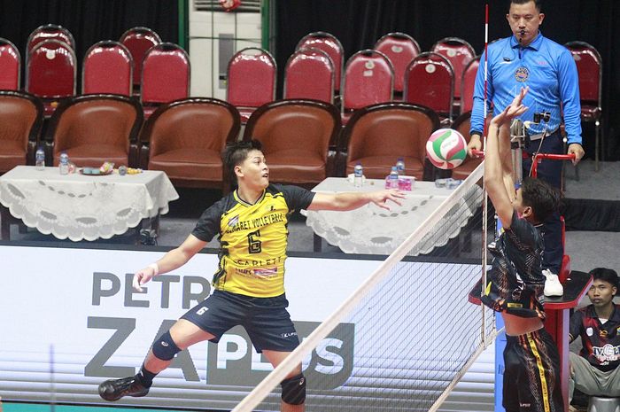 Outside hitter Indomaret Sidoarjo, Marcelio Bintang Saputra, mencoba melesakkan bola ke pertahanan TNI AU Electric dalam lanjutan final four Livoli Divisi Utama 2024 di GOR Petrokimia Gresik, Jawa Timur, 20 November 2024.